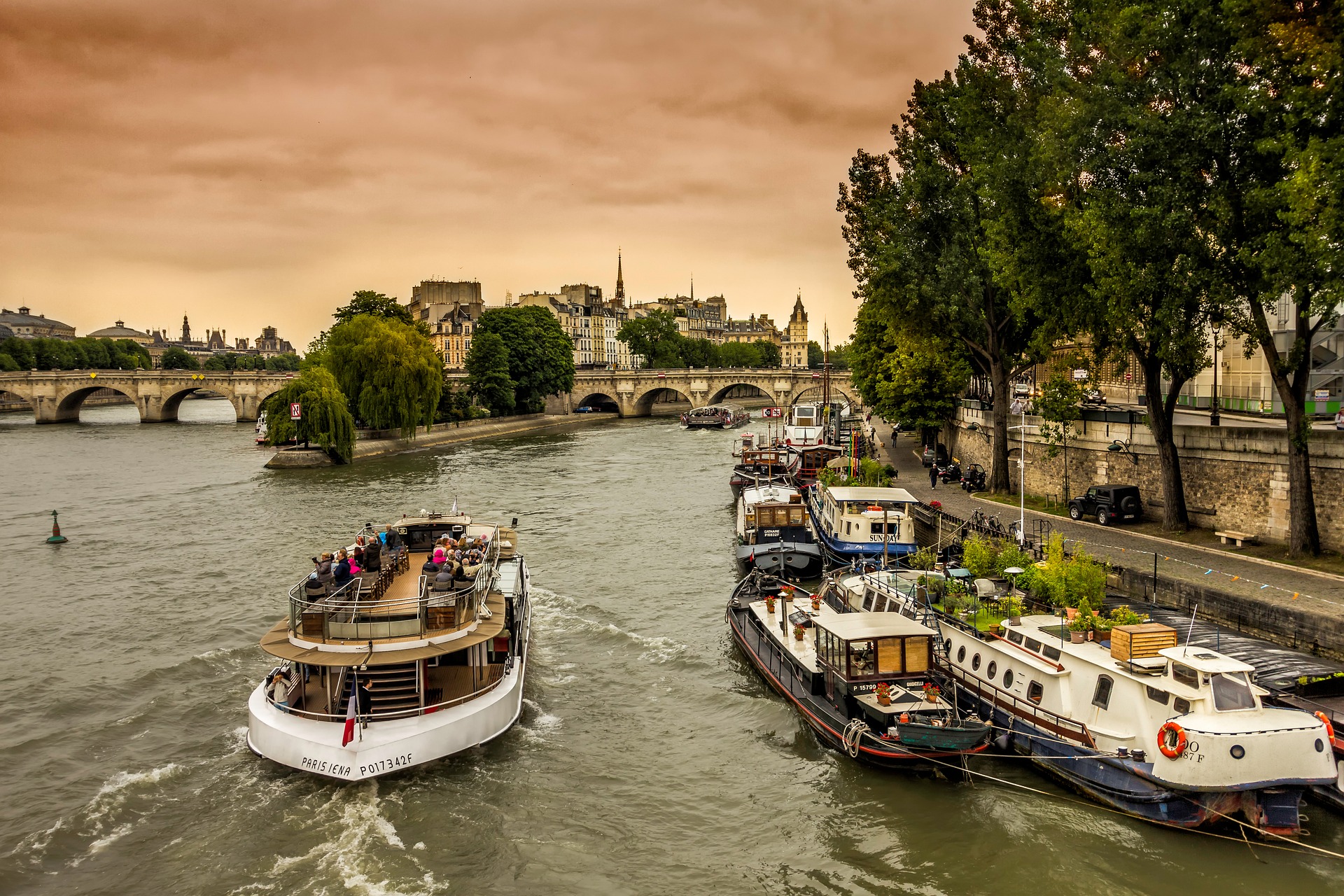 paris-3234472_1920.jpg